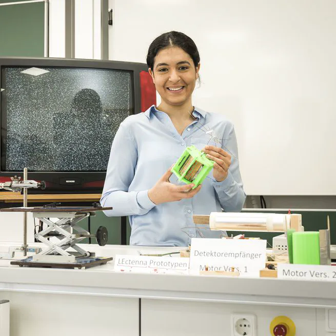 Using Atmospheric Electricity to power a self-made Corona-Motor