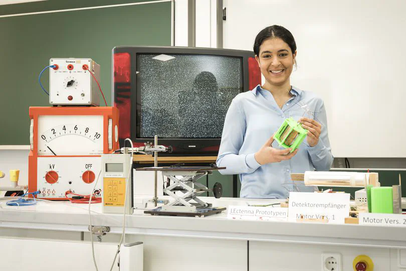 Using Atmospheric Electricity to power a self-made Corona-Motor