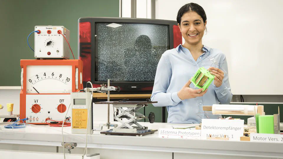 Using Atmospheric Electricity to power a self-made Corona-Motor